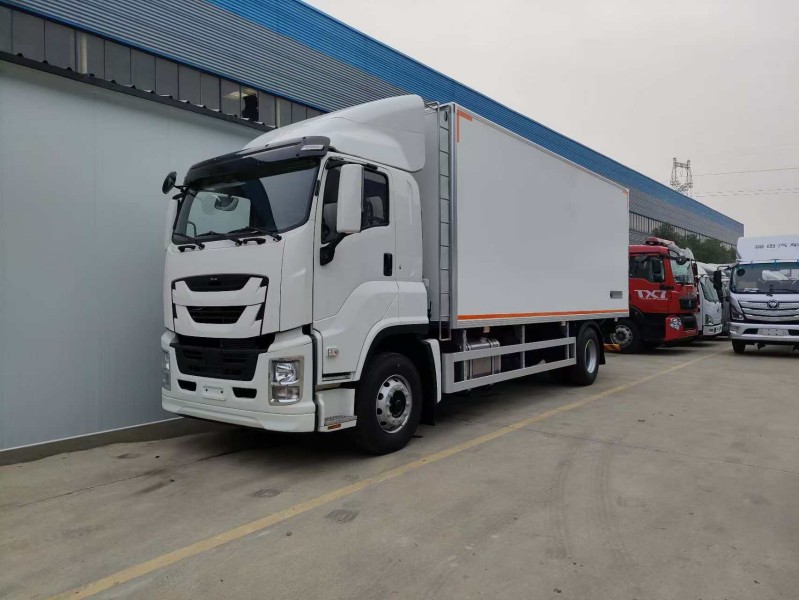 Truk berpendingin Isuzu GIGA 10 ton